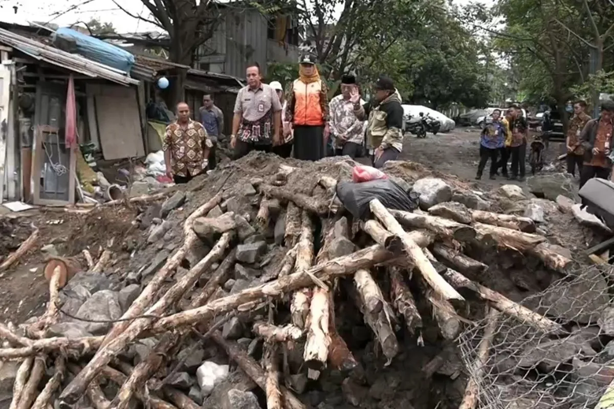 Kali Angke Di Perkuat Usai Turap Ambruk