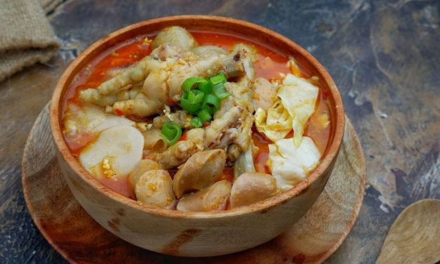 Seblak: Kuliner Pedas Khas Bandung Yang Kini Populer