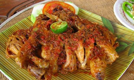 Kuliner Bali Favorit: Ayam Betutu Empuk Dan Penuh Rasa