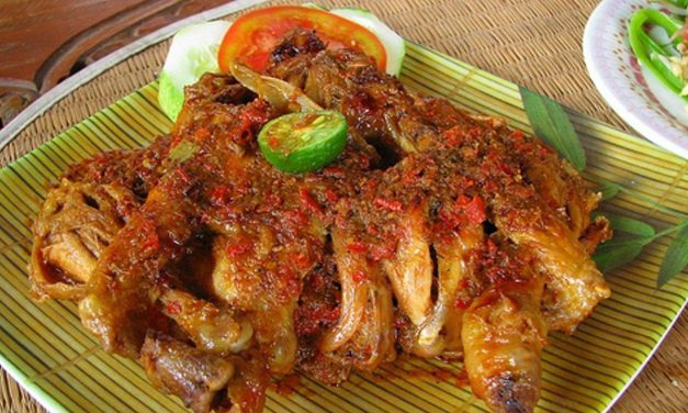 Kuliner Bali Favorit: Ayam Betutu Empuk Dan Penuh Rasa