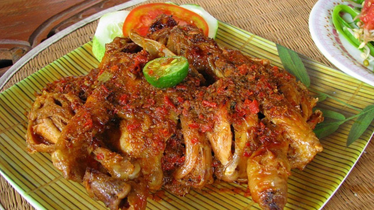 Kuliner Bali Favorit: Ayam Betutu Empuk Dan Penuh Rasa