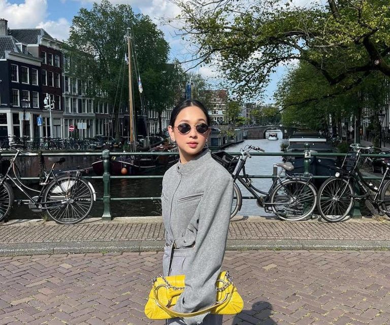 Simple Tapi Elegan! Inspirasi Outfit Dengan Kombi Warna Kalem