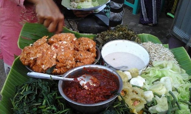 Rujak Teplak: Kuliner Khas Jepara Yang Pedas, Segar Bikin Nagih