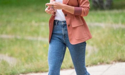 Kate Middleton Tampil Santai Tapi Tetap Chic, Sneakers Putih