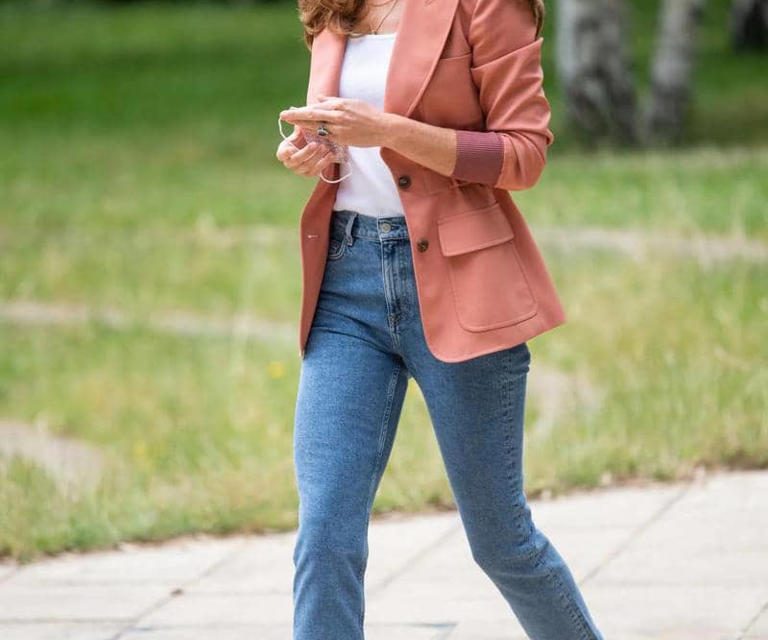 Kate Middleton Tampil Santai Tapi Tetap Chic, Sneakers Putih