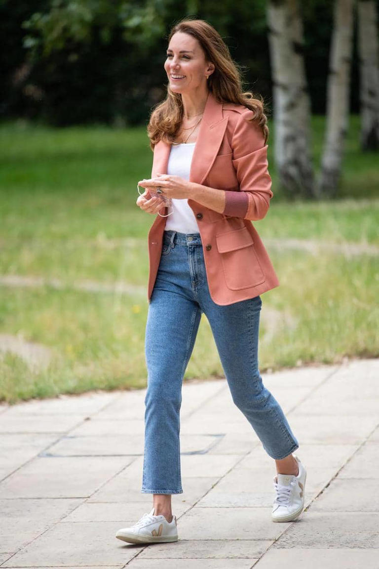 Kate Middleton Tampil Santai Tapi Tetap Chic, Sneakers Putih